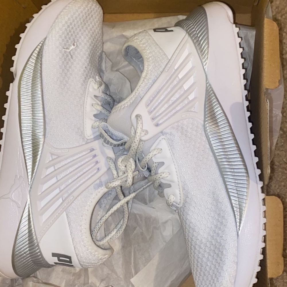 Puma shoes athletes they are white and sliver